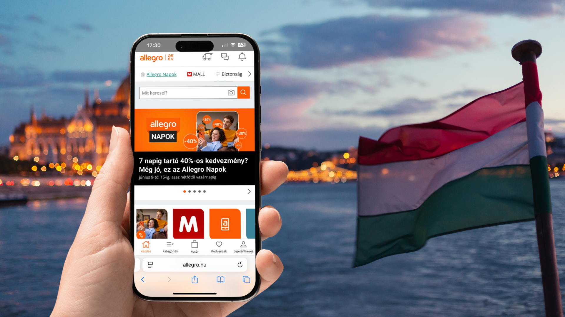 Chytrý telefon s maďarskou verzí Allegra (allegro.hu) v ruce, v pozadí osvětlený Parlament v Budapešti a maďarská vlajka