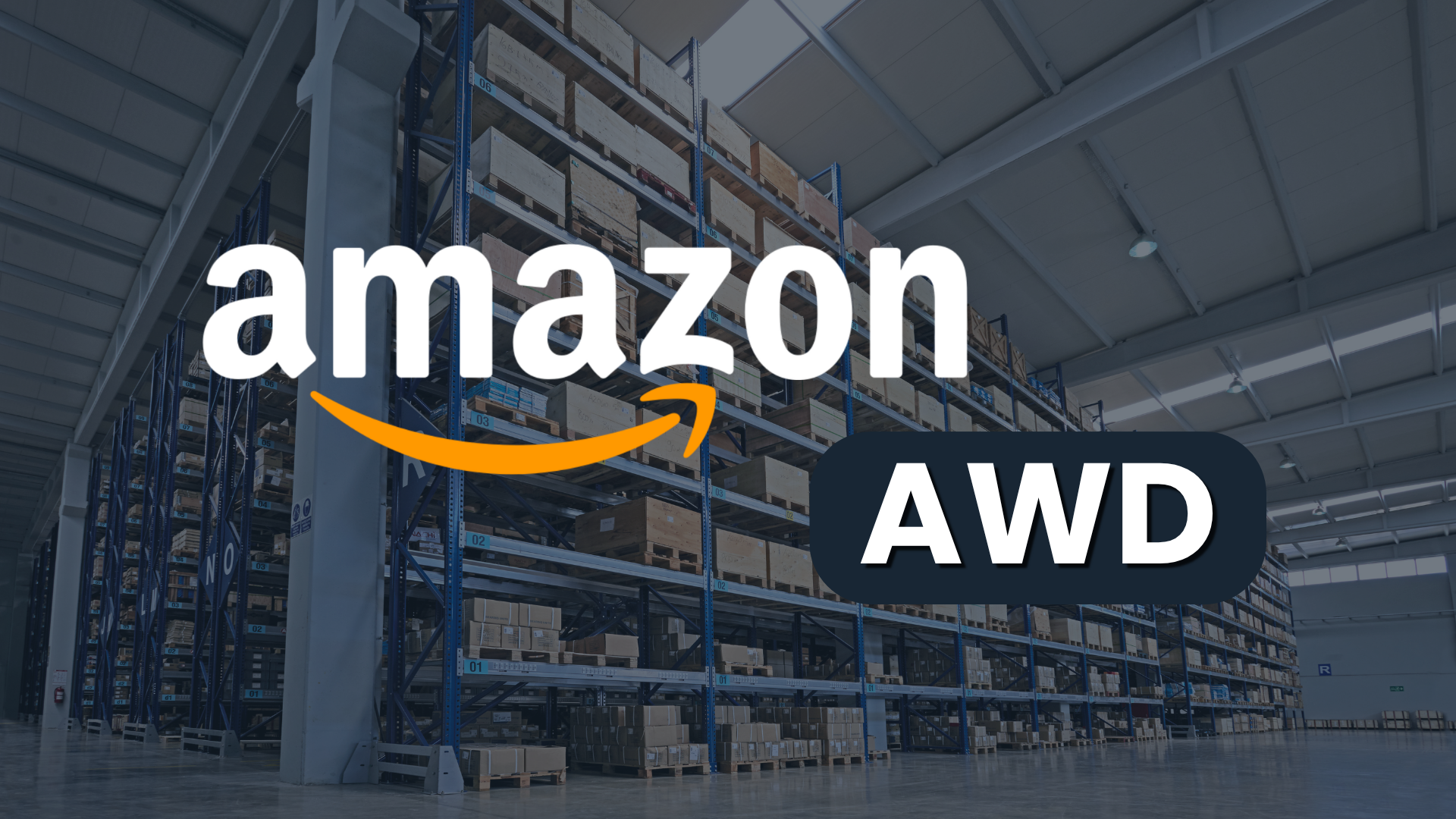 Logo Amazonu a nápis AWD na pozadí vysokých regálů s paletami a kartony v hromadném skladu