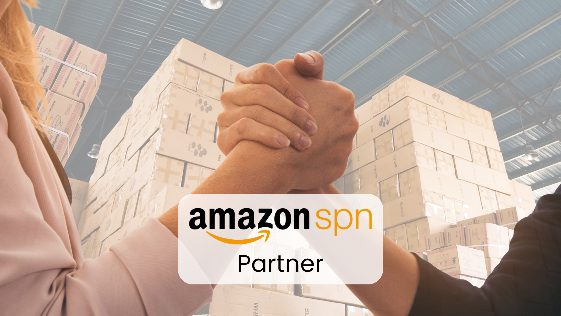 Dvě ruce spojené v pevném stisku na pozadí skladu plného kartonů, v popředí nápis Amazon SPN Partner