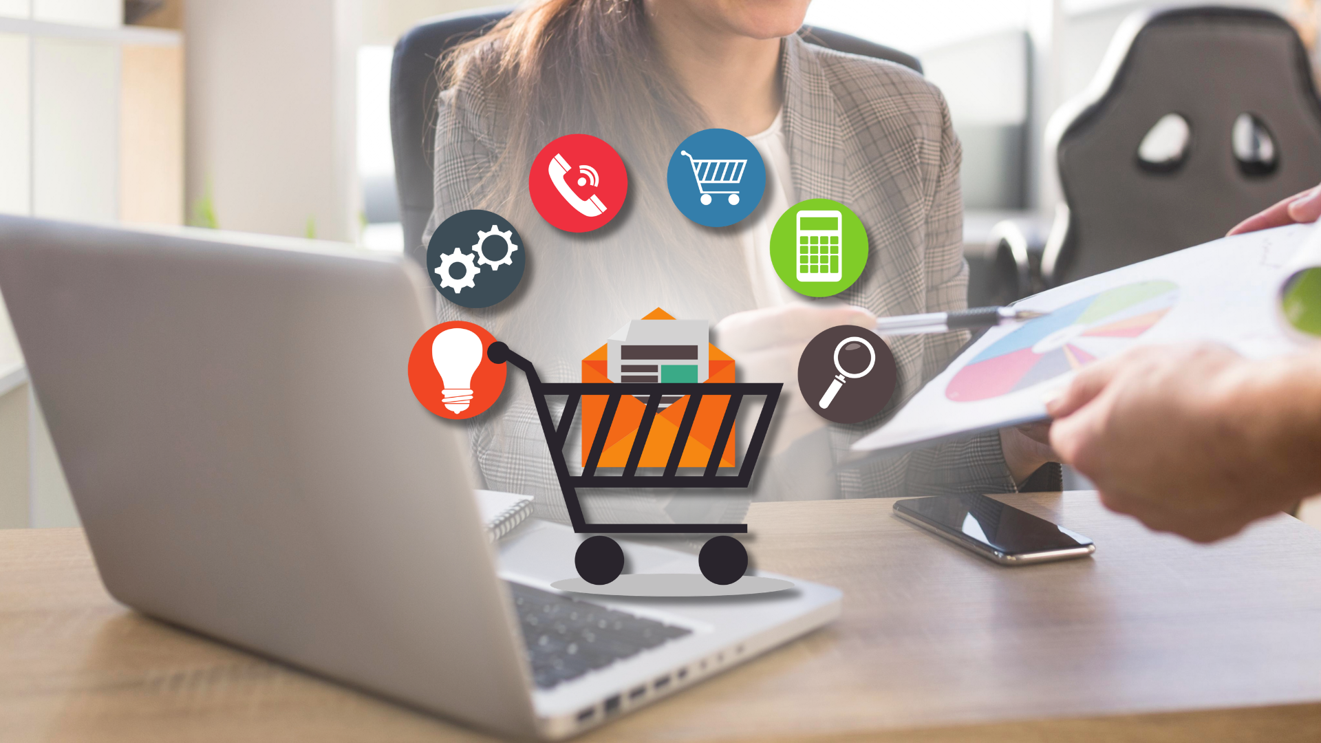 Žena u notebooku probírá s protějškem koláčový graf, nad stolem ikony e-commerce – nábor E-commerce Managera
