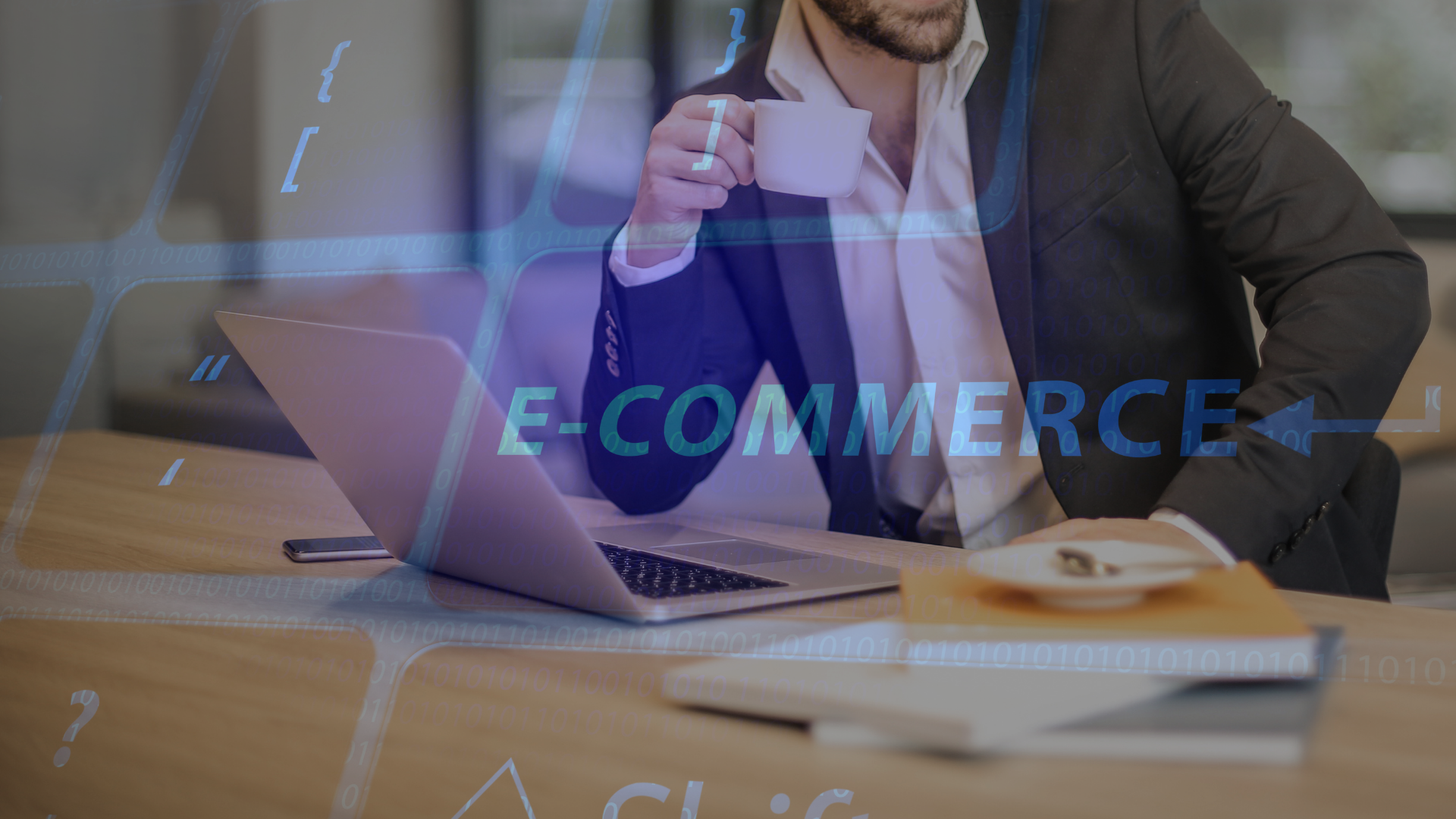 Muž v obleku s kávou u notebooku a digitální nápis E-COMMERCE – co dělá E-commerce Manager
