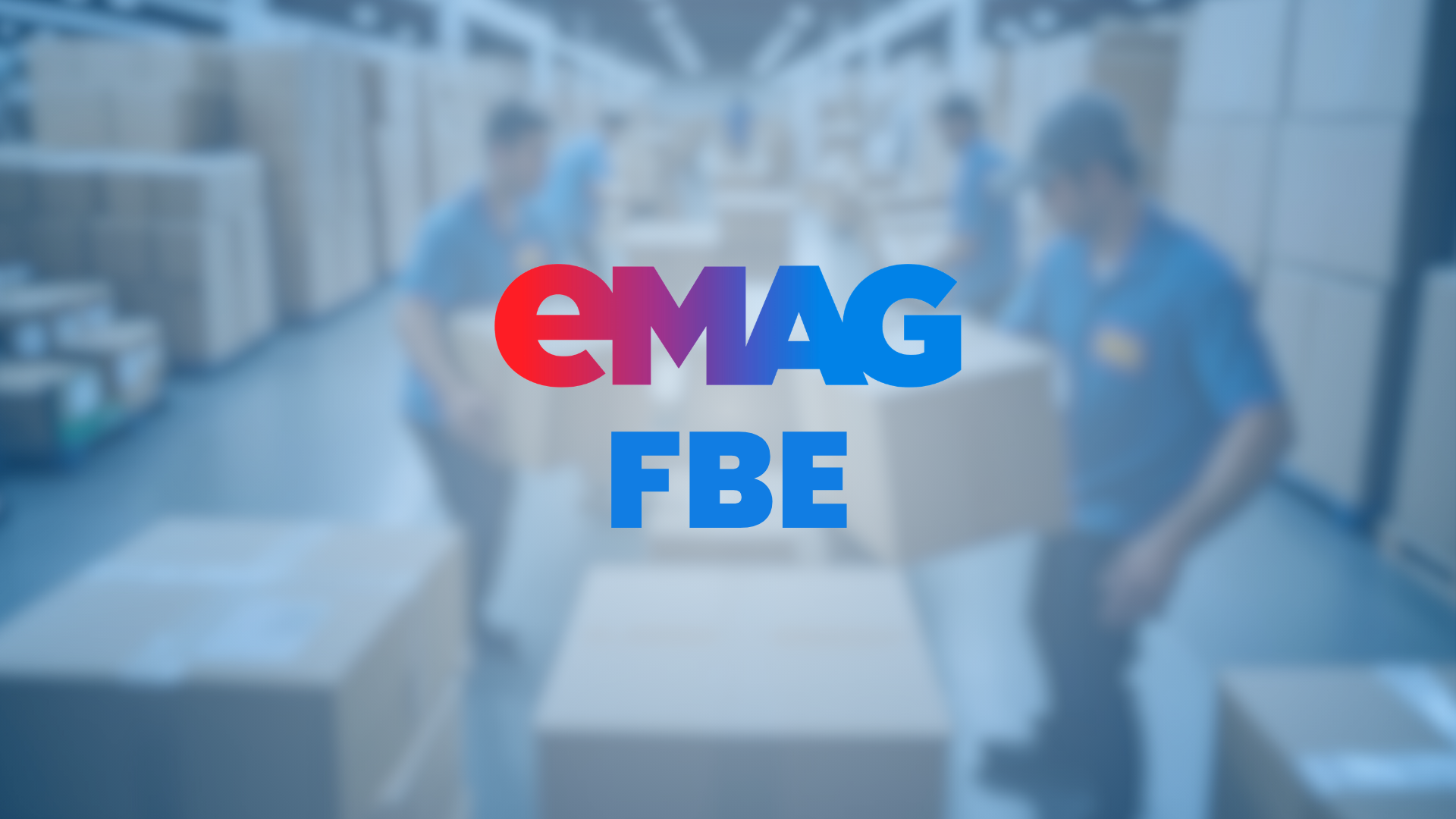 Logo eMAG FBE na pozadí rozmazaného skladu, ve kterém pracovníci v modrých tričkách přenášejí krabice