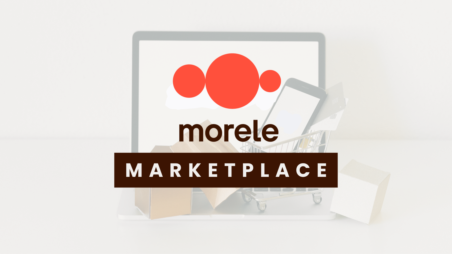Logo Morele Marketplace na pozadí notebooku, kartonových balíčků a miniaturního nákupního vozíku se smartphonem