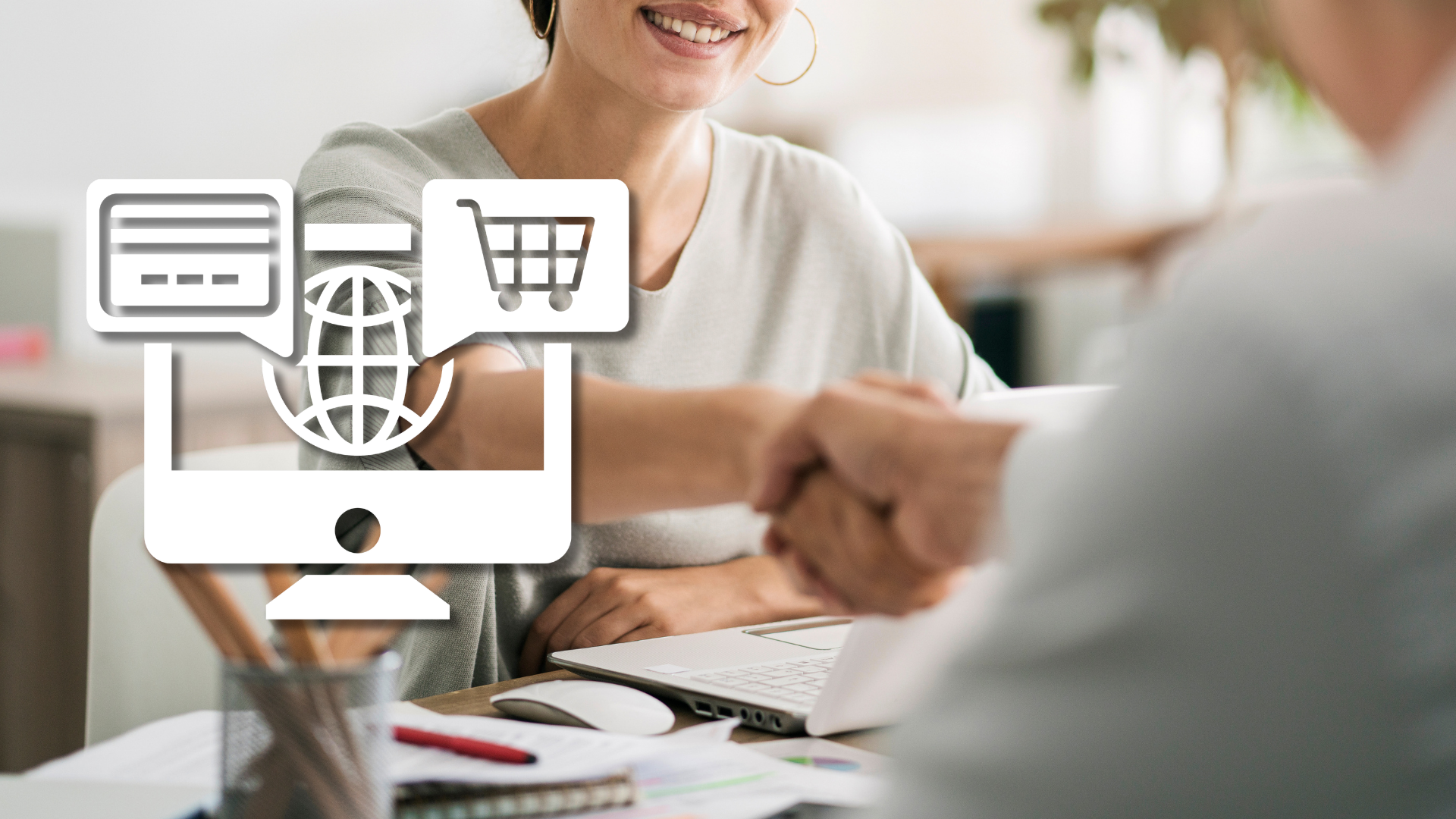 Podání ruky u stolu s notebookem, vedle bílá ikona internetového obchodu – nábor e-commerce specialisty na plný úvazek