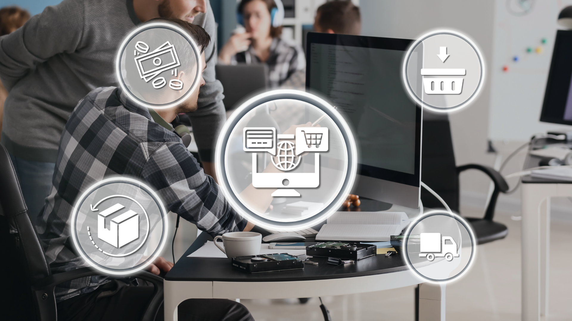 Pracovníci u počítače v kanceláři, kolem ikony plateb, košíku, vratek a doručení – úkoly e-commerce specialisty