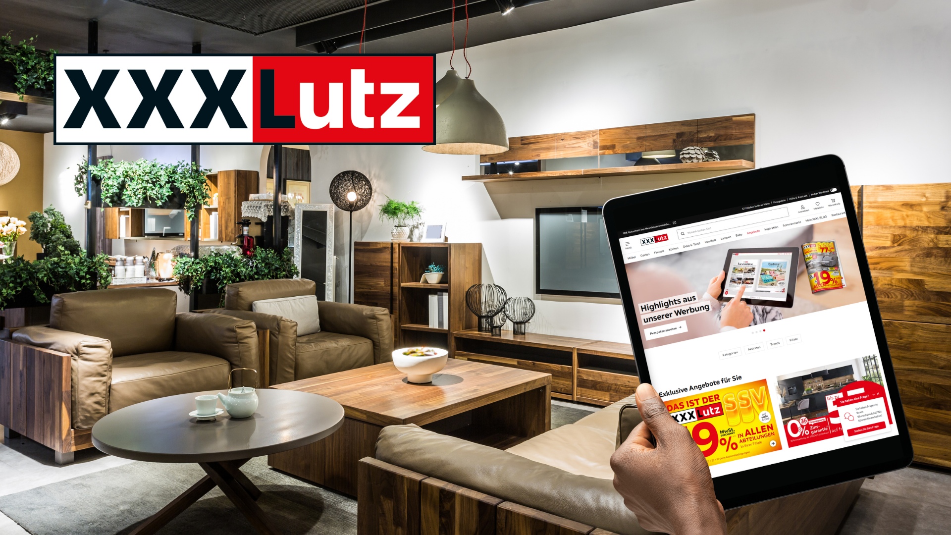 Logo XXXLutz na pozadí prodejny nábytku s koženými křesly, vedle něj tablet s německým e-shopem řetězce