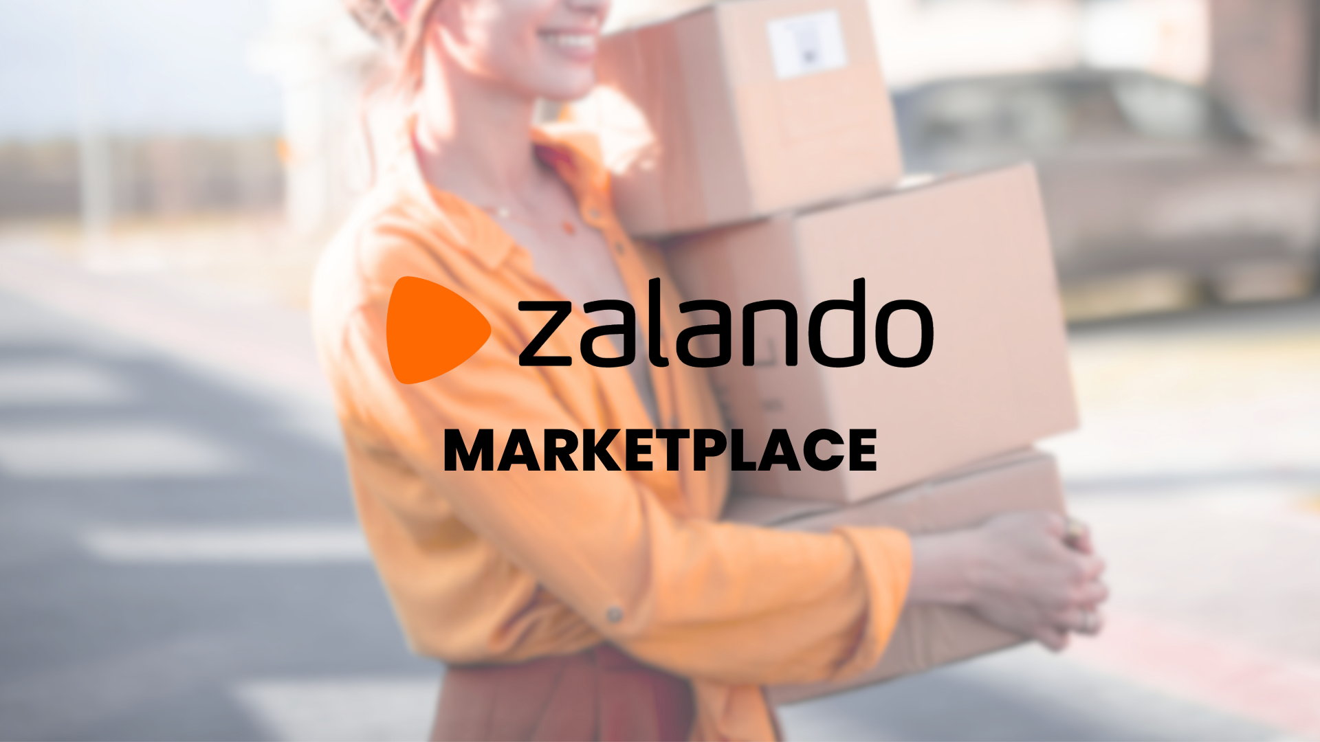 Usměvavá žena v oranžové košili nese tři kartonové balíky, na snímku logo Zalando Marketplace