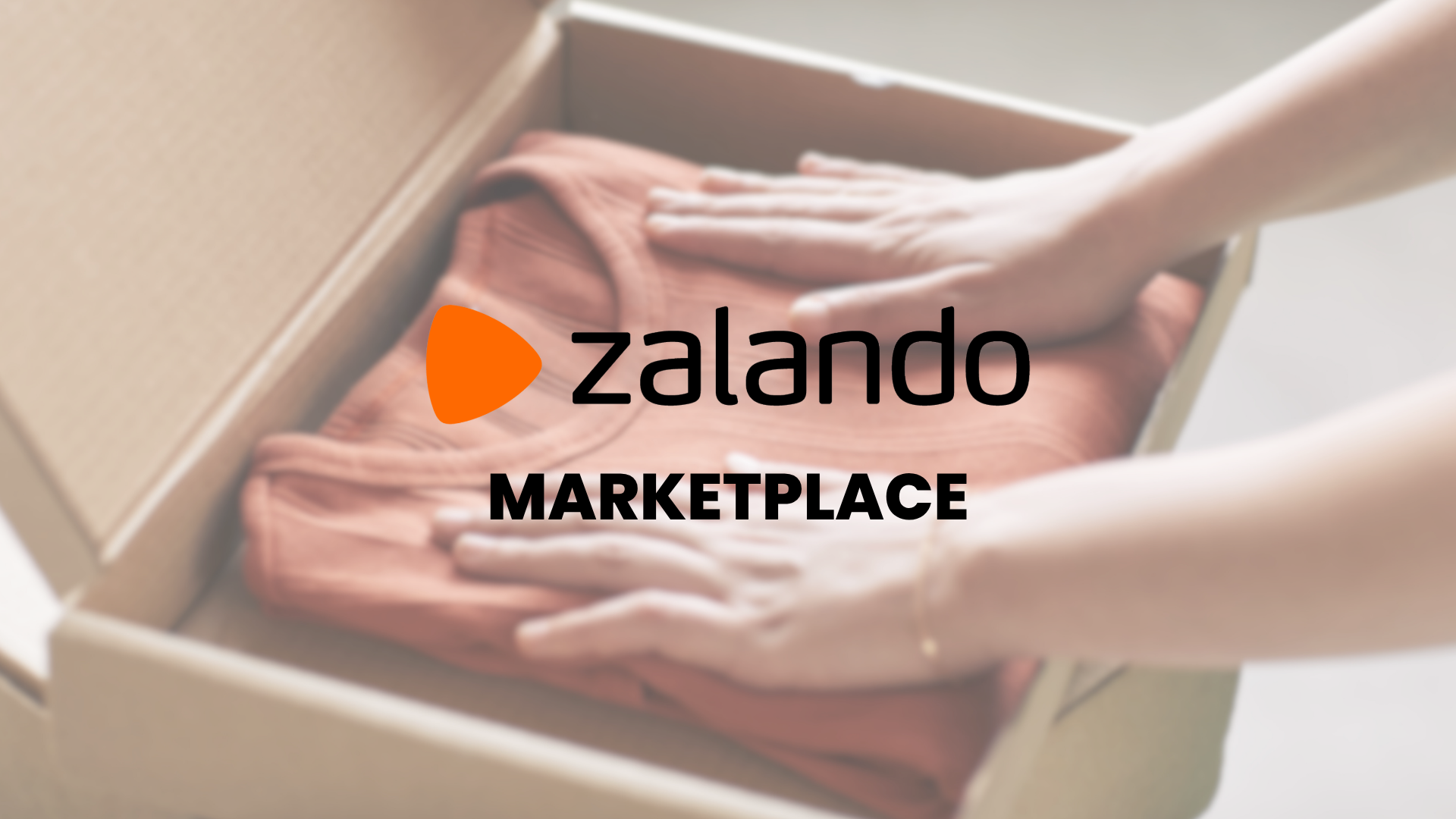 Ruce ukládají složený svetr do kartonové přepravní krabice, na snímku logo Zalando Marketplace