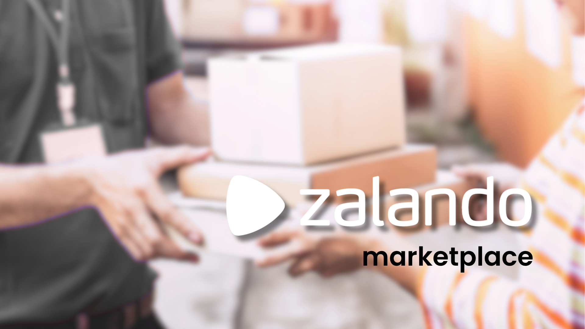 Kurýr se jmenovkou předává příjemci kartonové balíky, v popředí logo Zalando a nápis marketplace